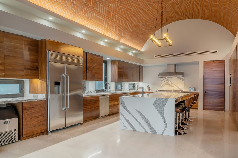 Fully equipped kitchen with bar seating