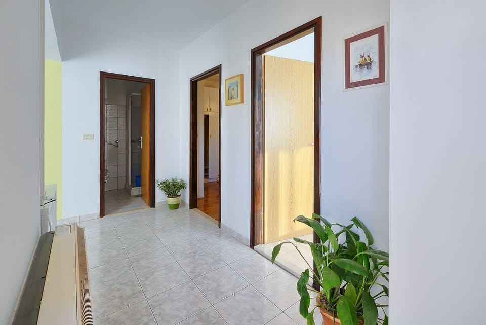Living area. Hall