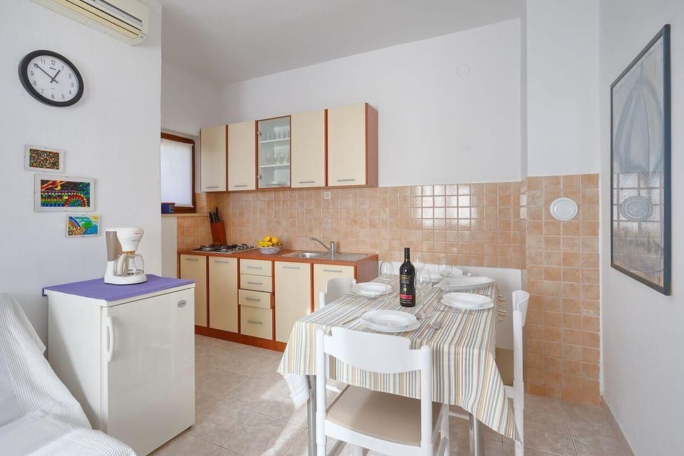 Kitchen area. Kitchen