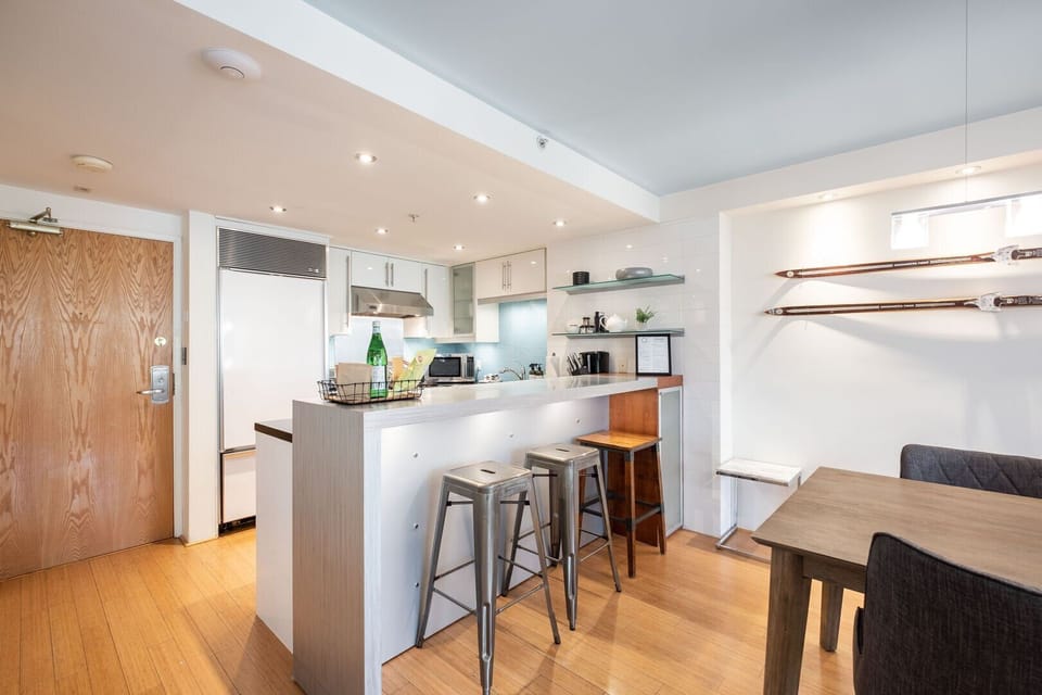 Full kitchen: Breakfast bar