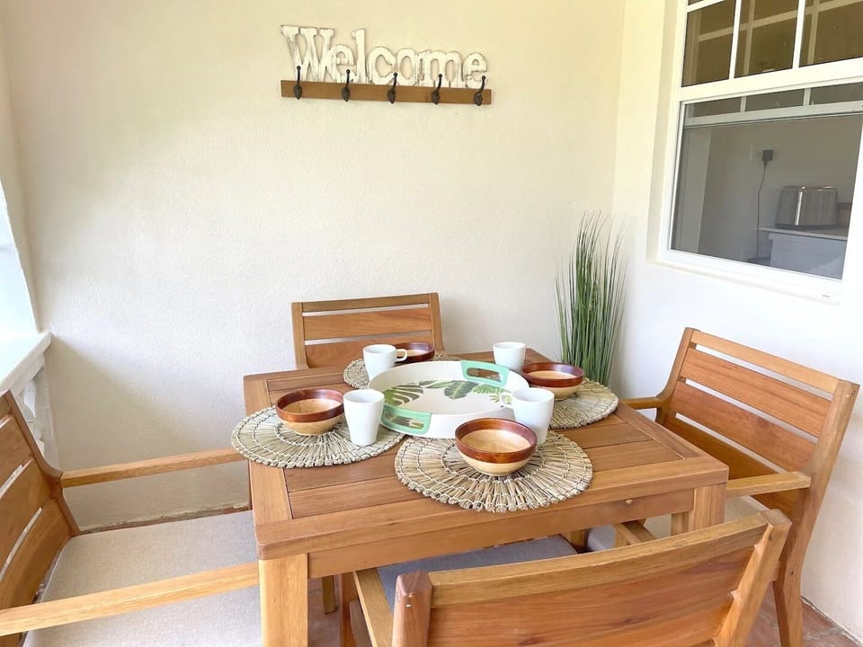 Patio with dining table 