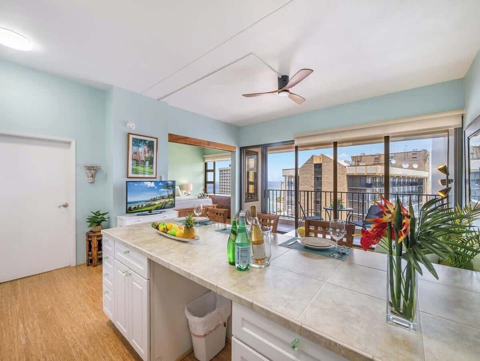 Fully equipped kitchen with countertop