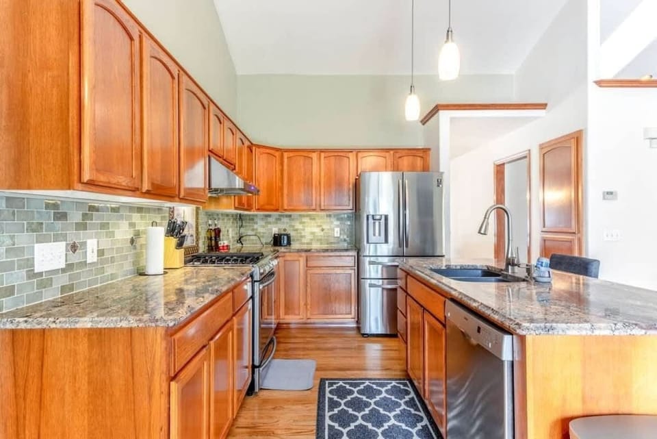 fully stocked kitchen is perfect for cooking up delicious meals and gathering with loved ones.