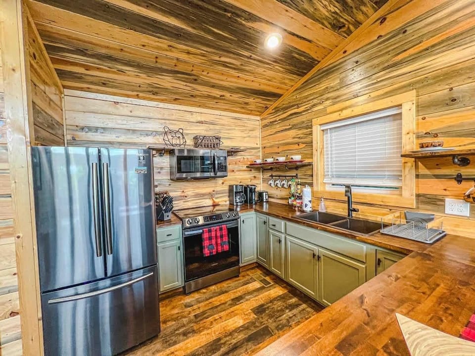 With Modern farmhouse touches you’ll want to whip up many home cooked meals here. The kitchen is fully equipped with everything you need!