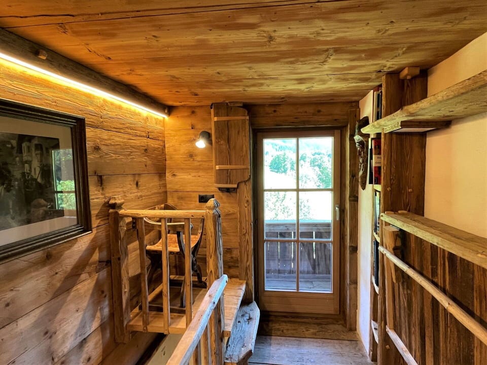 Property, Wood, Lighting, Window, Interior Design, Flooring, Beam, Floor, Wood Stain, Hardwood