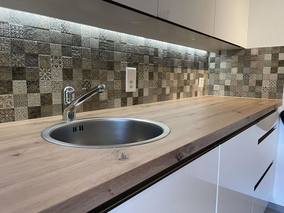 Tap, Plumbing Fixture, Property, Sink, Countertop, Wood, Building, Interior Design, Floor, Flooring