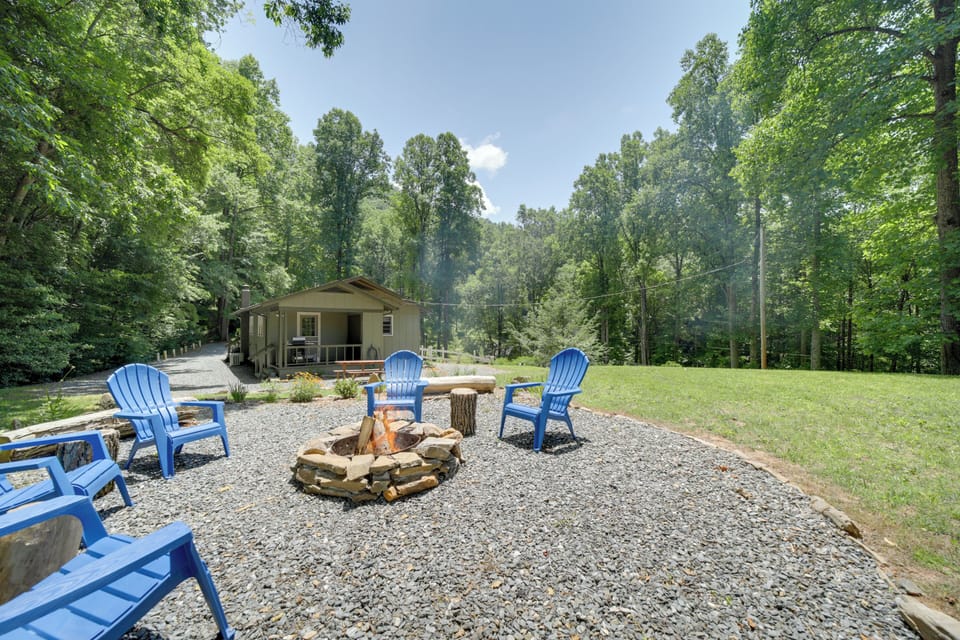 Bryson City Vacation Rental | 2BR | 1BA | 4 Stairs to Access | 756 Sq Ft