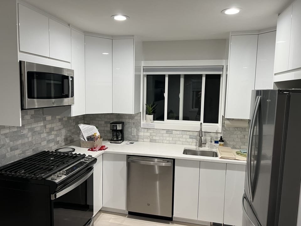 Fully stocked kitchen
Brand new appliances 
Gas range/oven
Fridge ice/water etc 