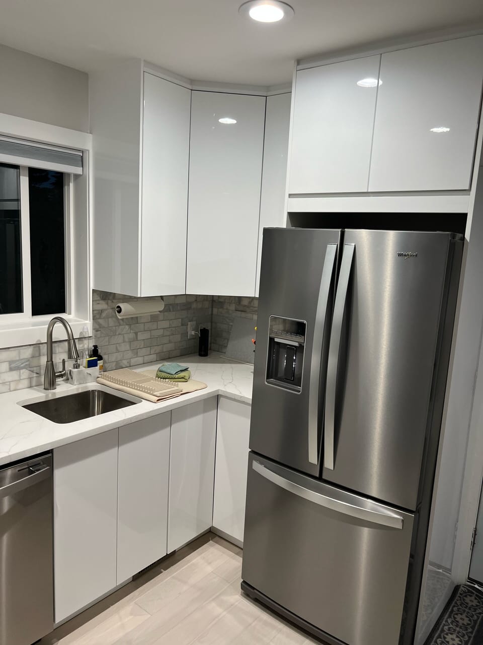 Push/Touch cabinets to open
Blenders,mixer,toaster,wine glasses, crock pot etc