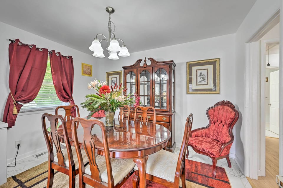 Dining Area | Dishware & Flatware Provided