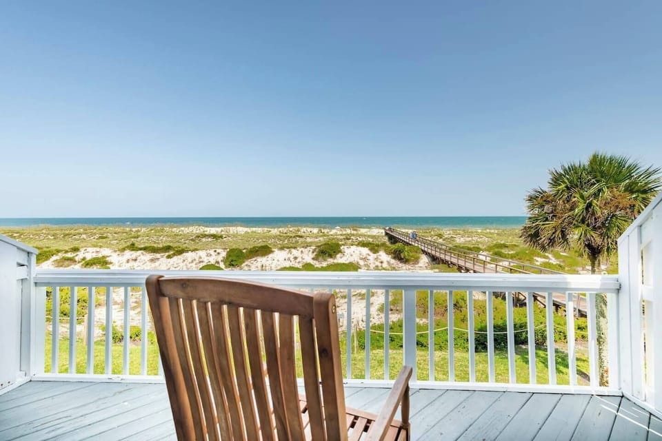 Experience breathtaking oceanscapes from the master bedroom balcony.