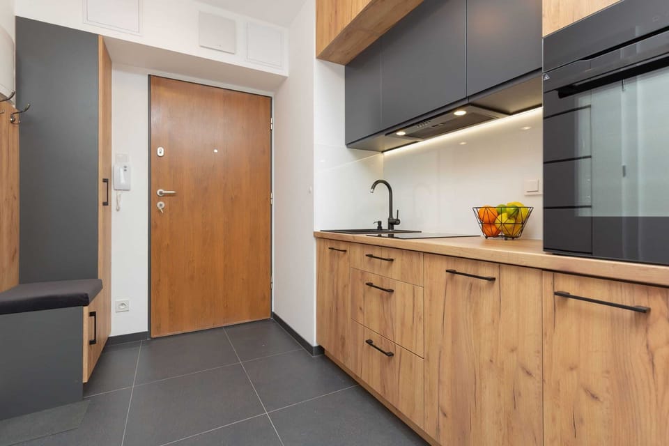 In kitchen cabinets imitating wood It has all the necessary utensils to prepare your favorite dishes
