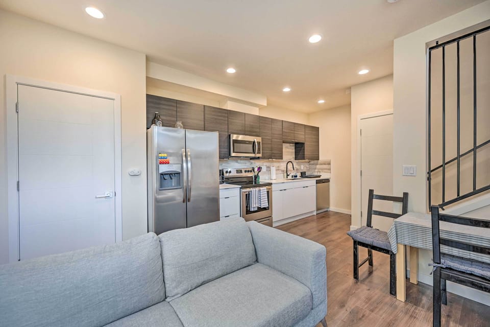 Living Room | Free WiFi | Smart TV | 1st Floor