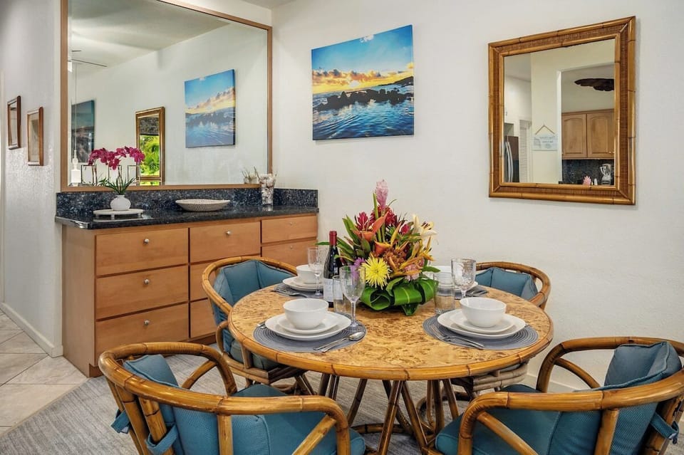 Manualoha 1005 Beautiful Dining Area for Party of 4