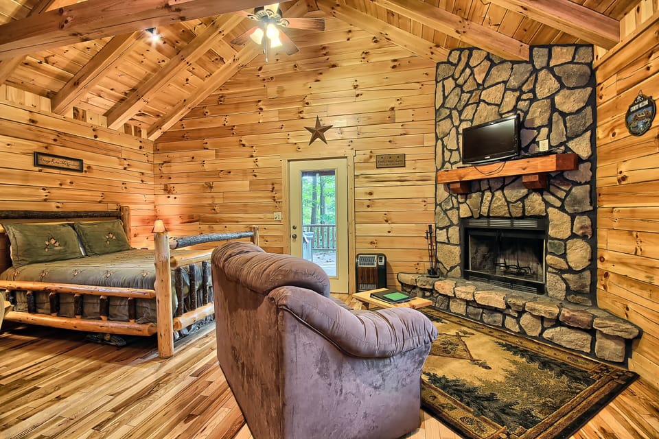 Queen Bed and Sitting Area, Destiny's Daydream