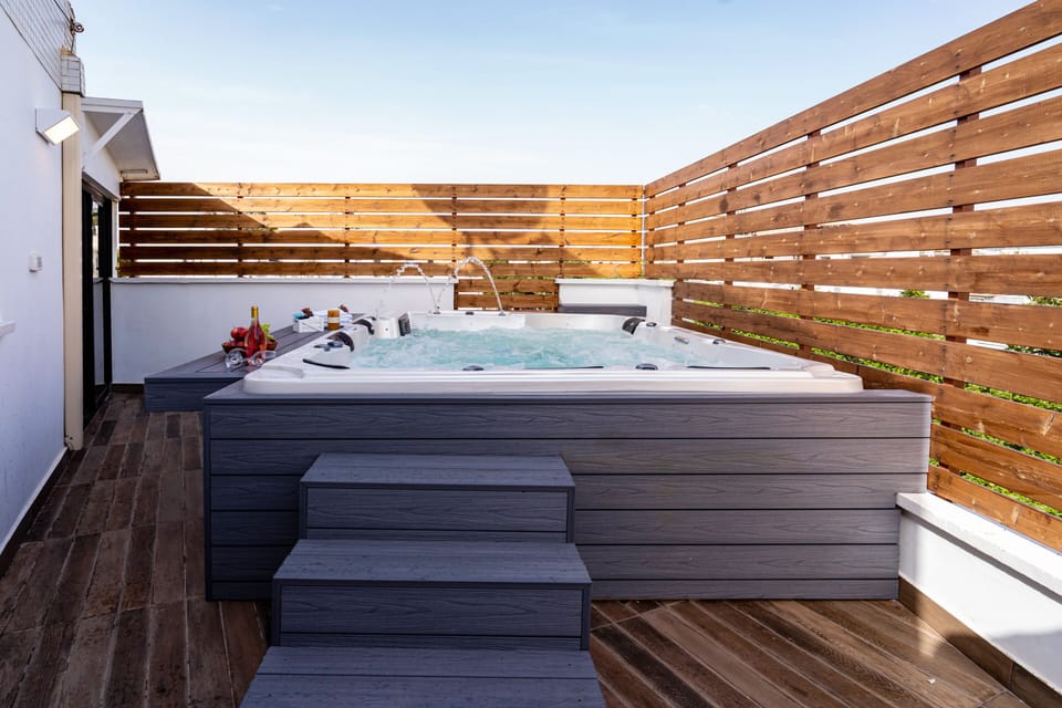 Hot Tub / whirlpool bath (Indoor)