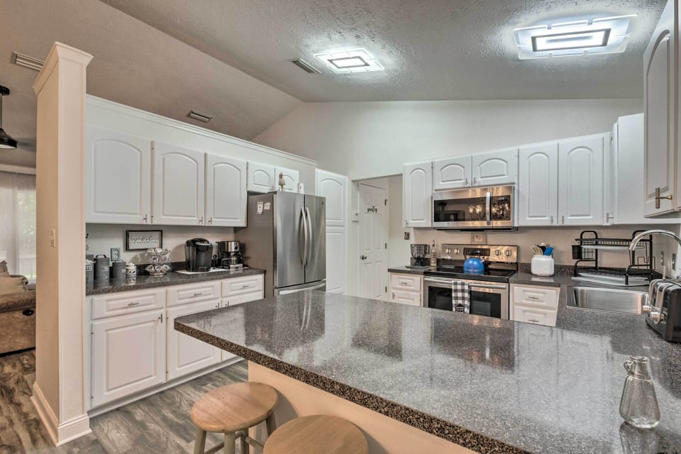 Kitchen | Equipped w/ Cooking Essentials