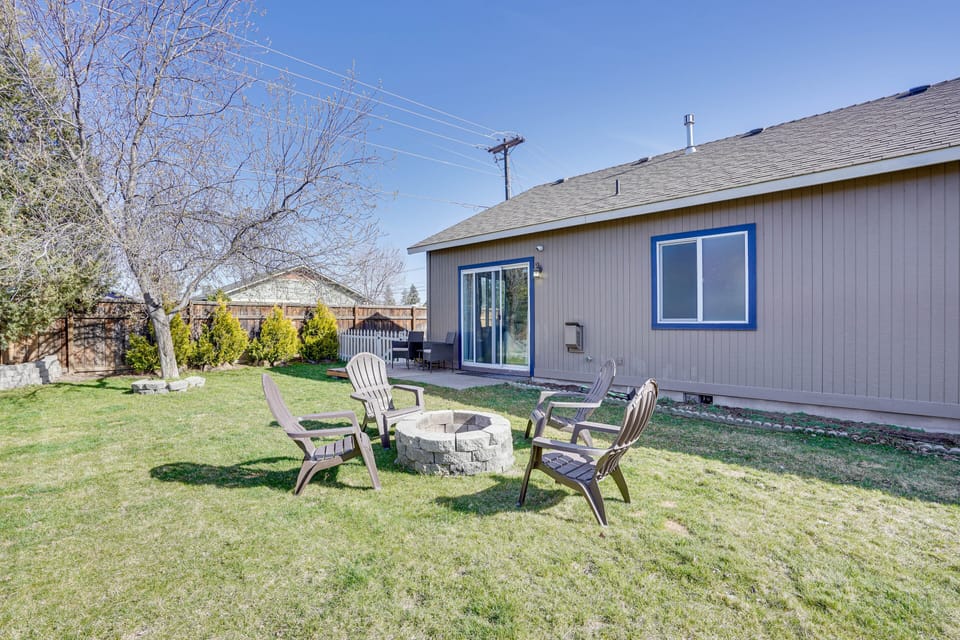 Backyard | Fire Pit | Cornhole | Darts | Single Story | Pet Friendly w/ Fee