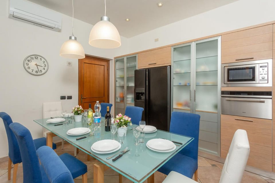 The dining room close to the kitchen