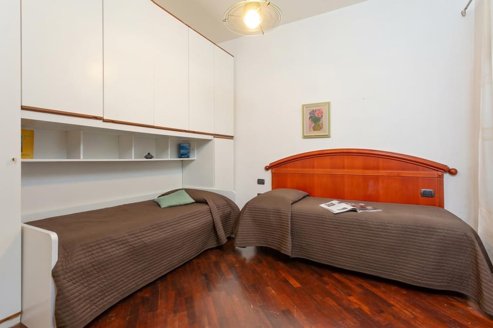 Twin bedroom