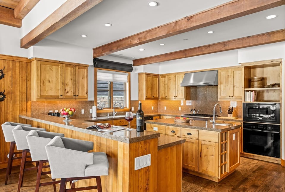 Fully Stocked Kitchen & Breakfast Bar