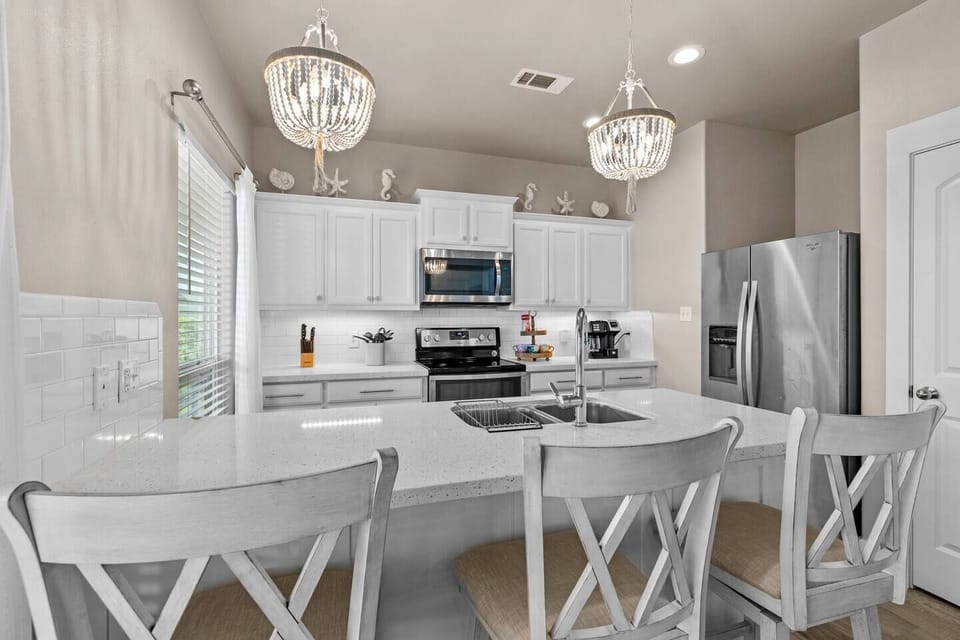 Breakfast bar with lots of counter space