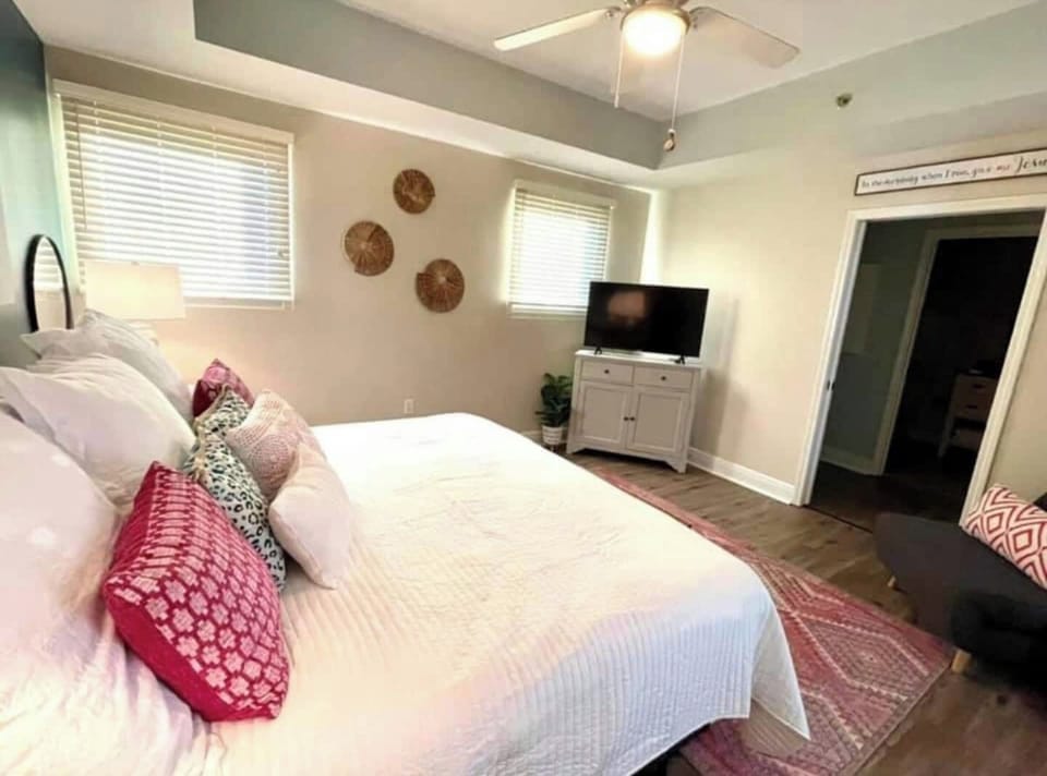 Same king bed - comfy