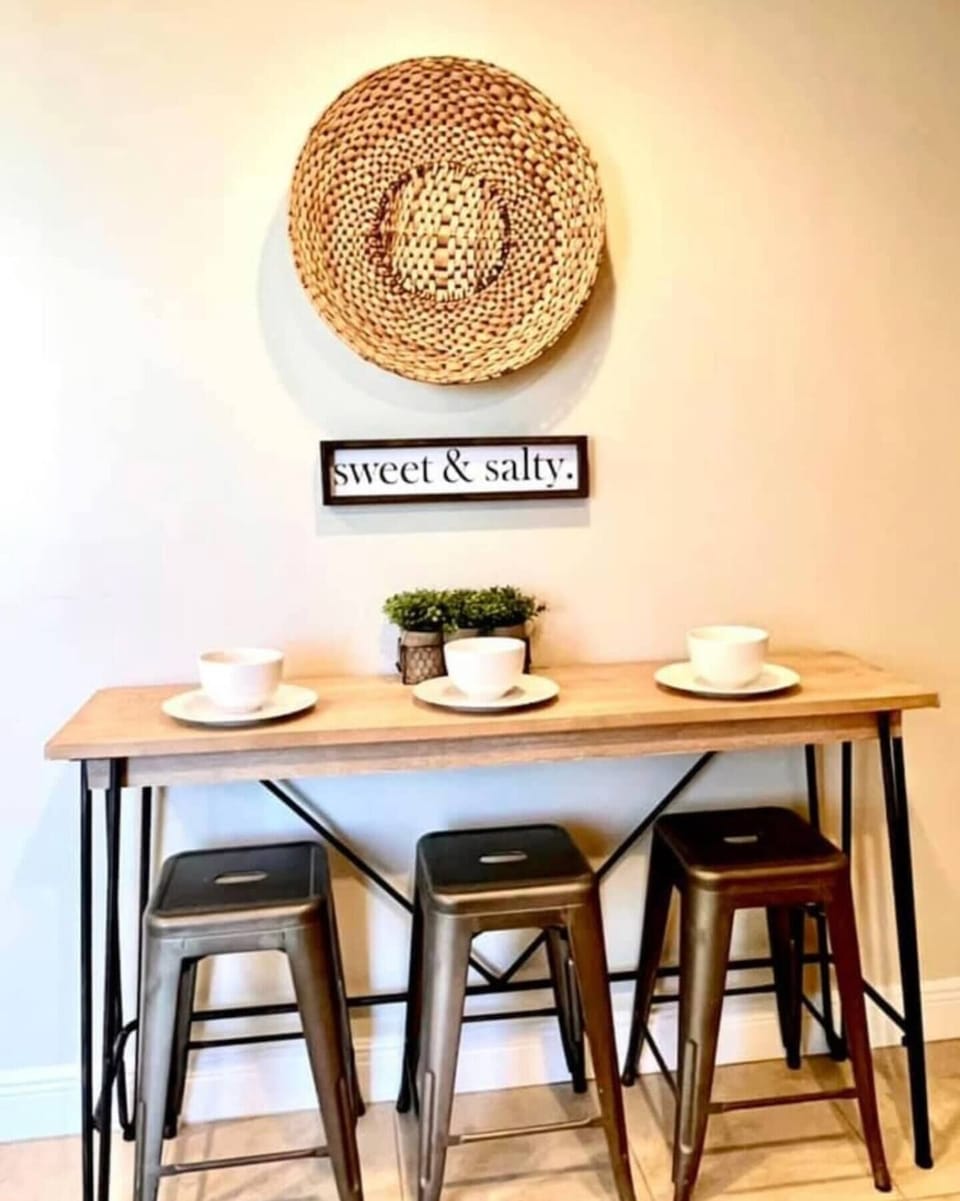Small eating area in kitchenette between 2nd and 3rd bedroom. 