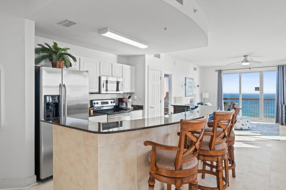 Kitchen with Breakfast Bar
