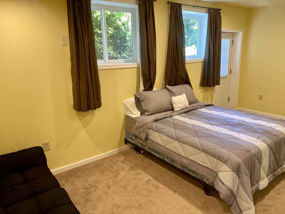 Downstairs bedroom #2, queen bed & futon