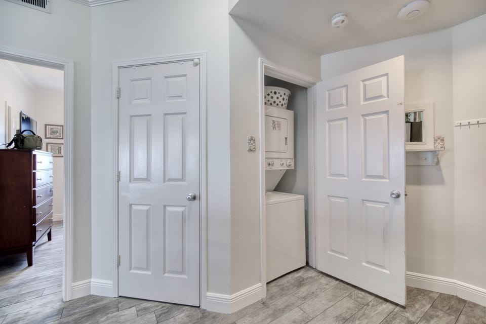 Tradewinds 1205, 2 bedroom 2 bathroom, 12th floor, sleeps 9. Managed by Island Rentals