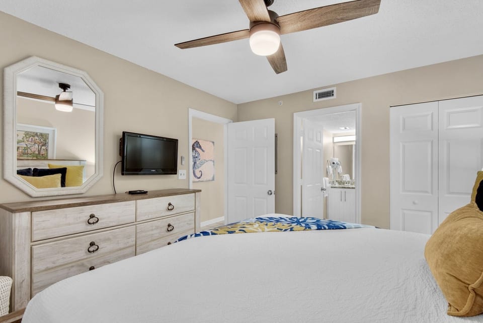 Master bedroom: 1 king-size bed