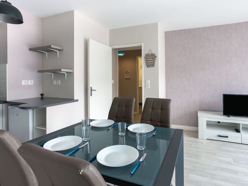 Property, Table, Furniture, Couch, Chair, Interior Design, Lighting, Comfort, Television, Wood