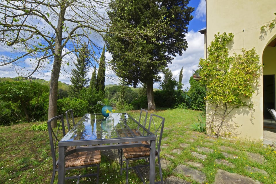 The equipped private garden with view on the surrounding hills