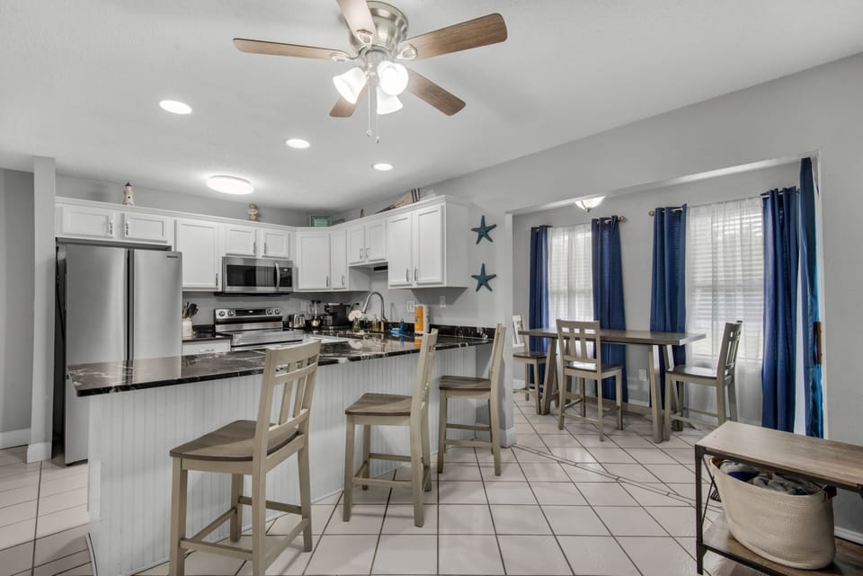 Fully Equipped Kitchen & ample Dining seating for everyone to enjoy the cooking!