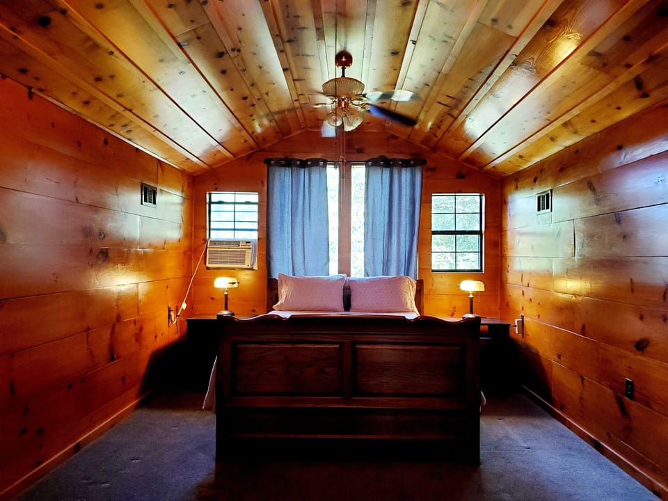 Queen in upstairs bedroom