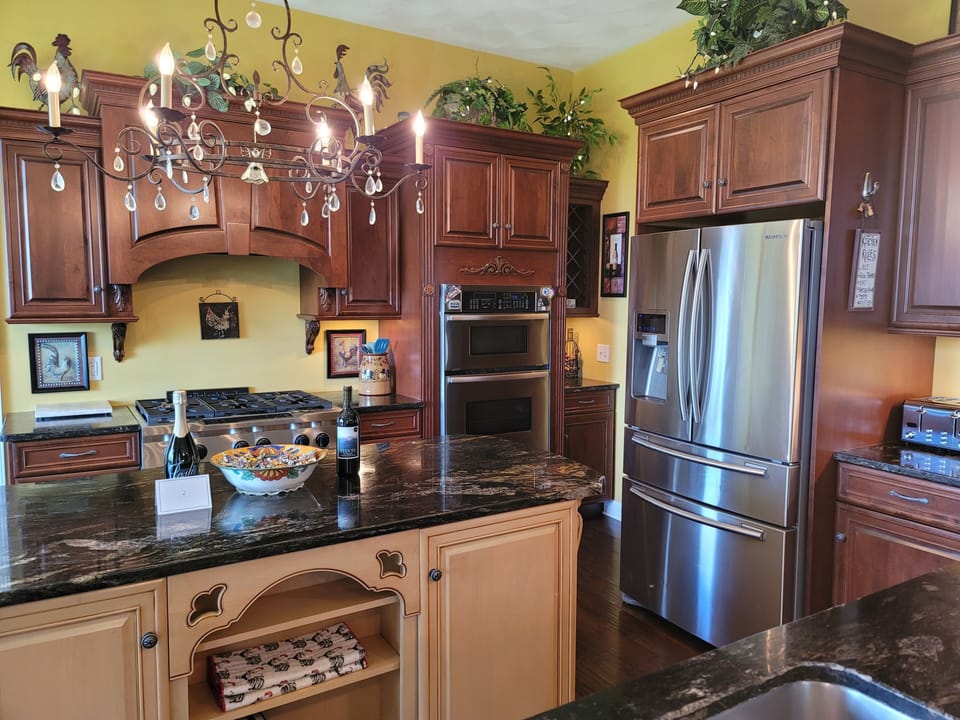 Kitchen has 2 ovens