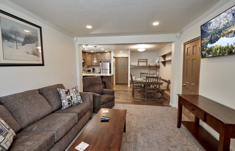 Living Room, Furniture, Indoors, Couch, Flooring