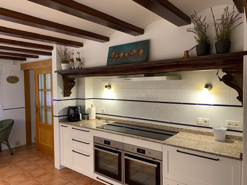 Modern kitchen with 2 hobs and 2 ovens