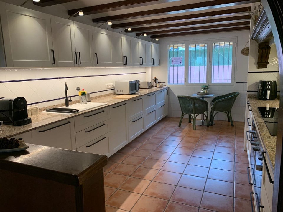Fully equipped kitchen with 2 integrated dishwashes 