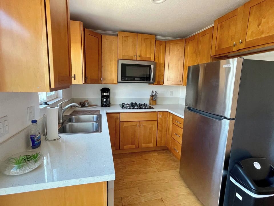 Fully equipped kitchen with dishwasher