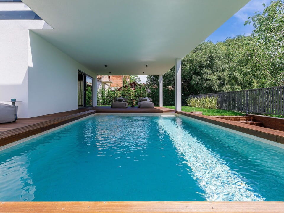 Water, Property, Swimming Pool, Plant, Azure, Shade, Tree, Grass, Leisure, Composite Material