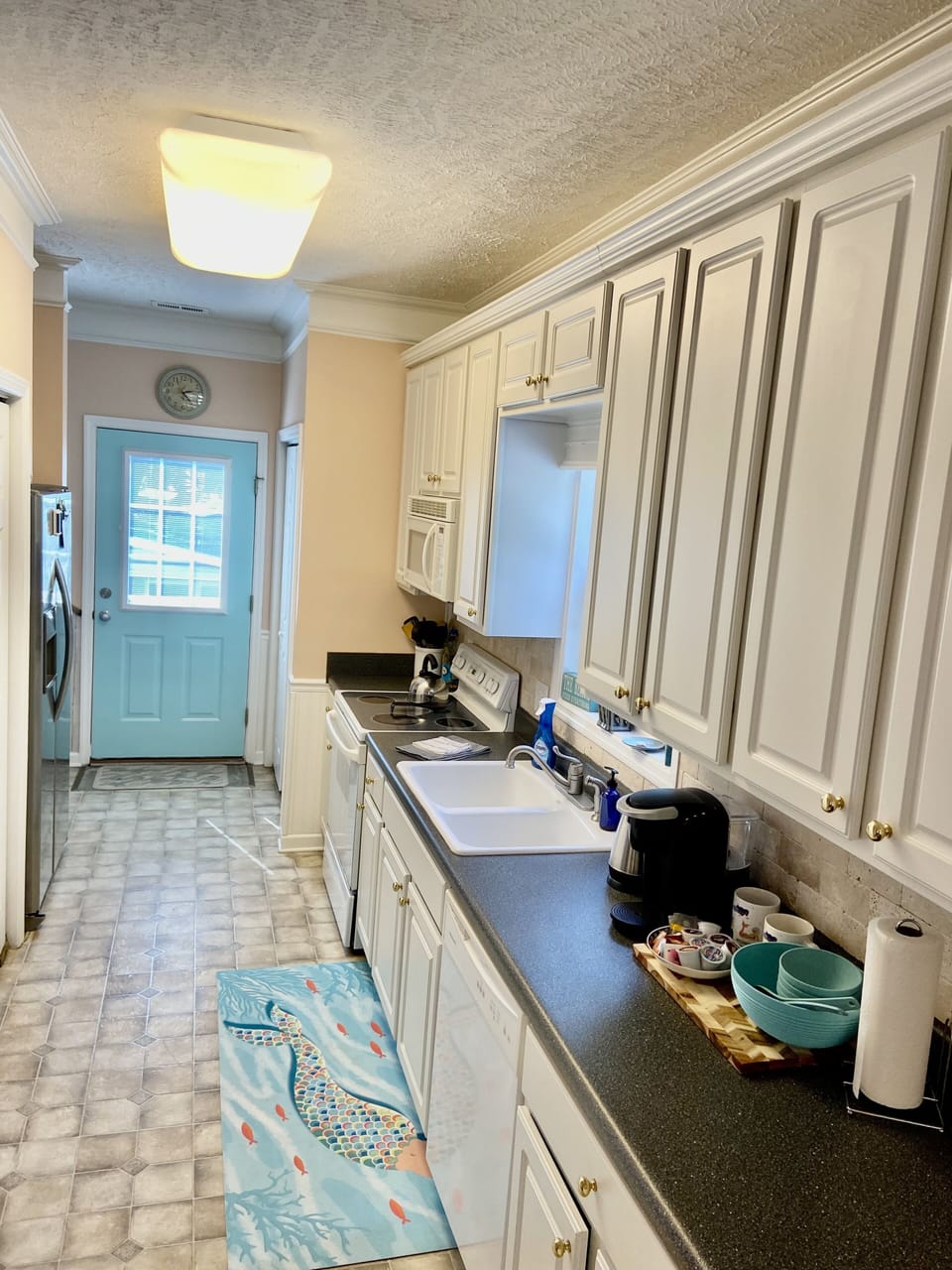 Kitchen is fully equip with a washer and dryer as well