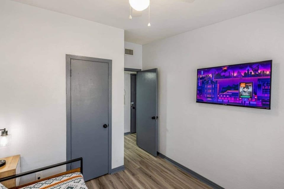 3rd Bedroom with a daybed that has 2 twin mattresses.