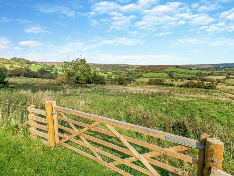 Surrounding area | Coltus Lands - Forest Lodge Farm, Castleton