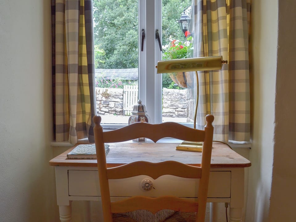 Lovely decortative features and furnishings | Jasmine Cottage - Brookfarm Cottages, Middle Mayfield, near Ashbourne