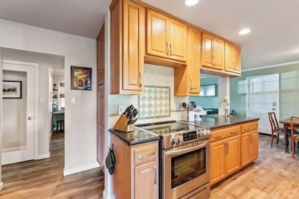 This kitchen has it all! With modern amenities and ample space, it’s ready for everything from quick snacks to gourmet dinners.
