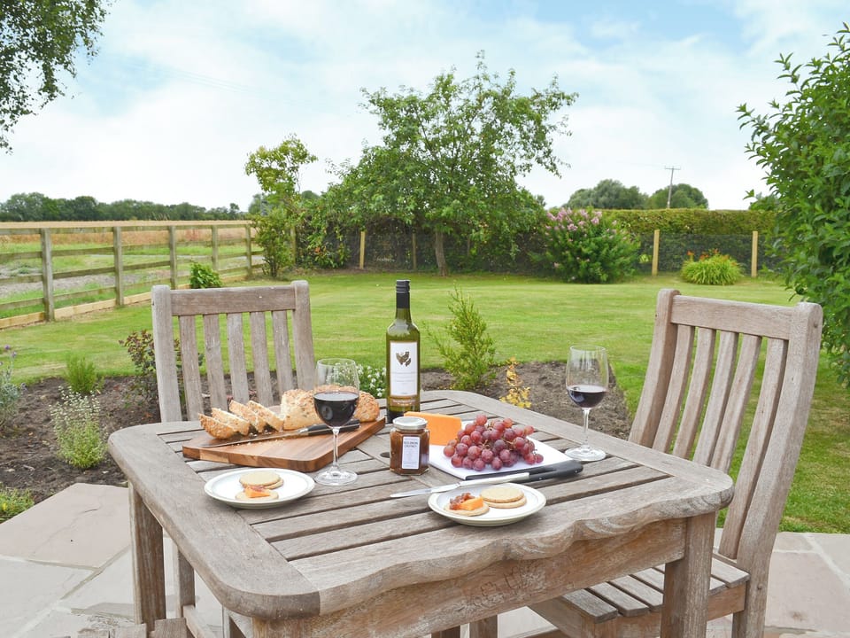 Sitting-out-area | Tudor House, Portington