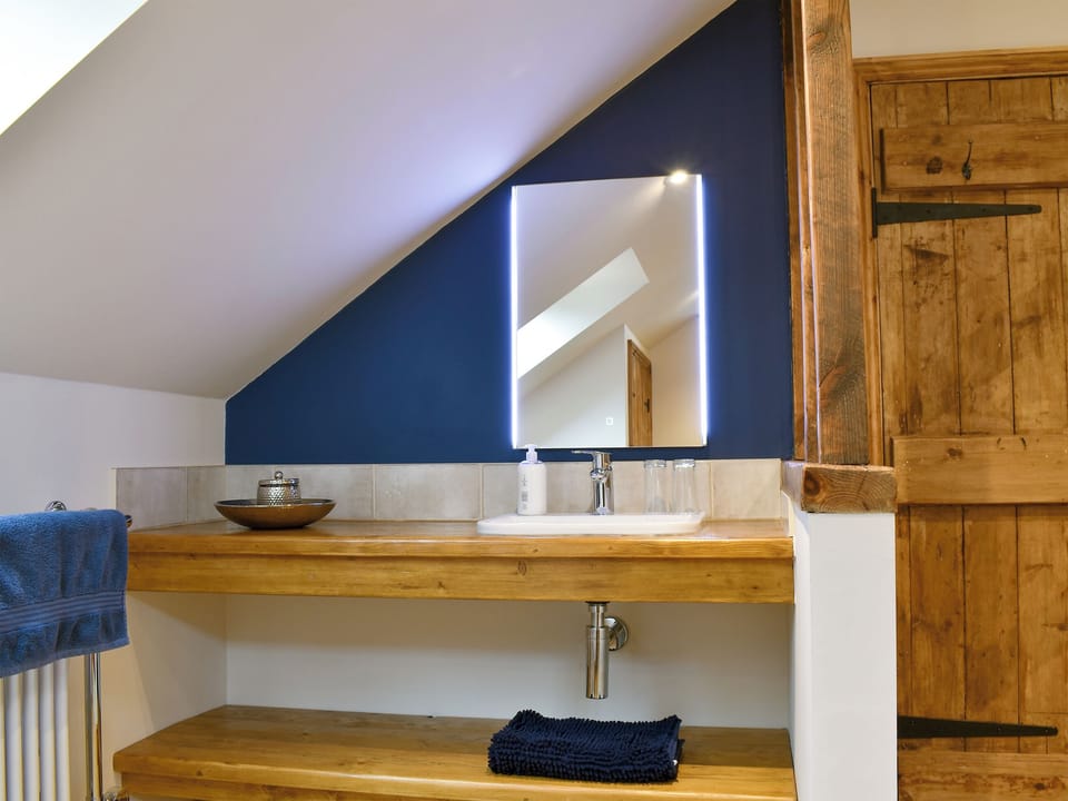 Washing area in the bedroom | Treeview Lodge, Uggeshall