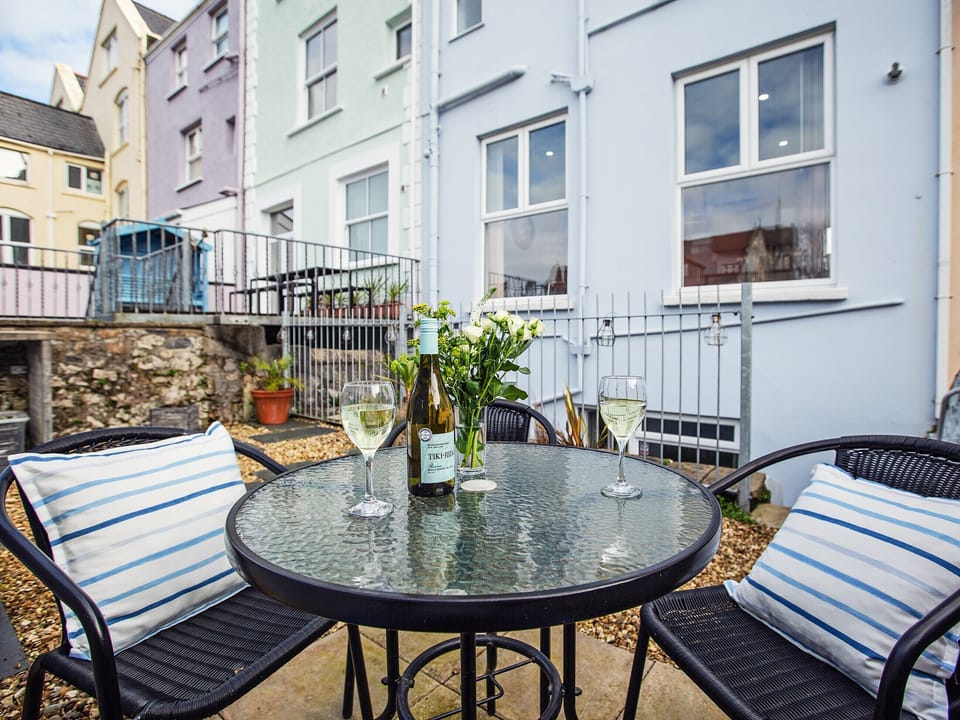 Sitting-out-area | Ein Lle, Tenby
